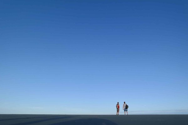 What's the Best Approach to a Minimalist Outdoor Deck Design?